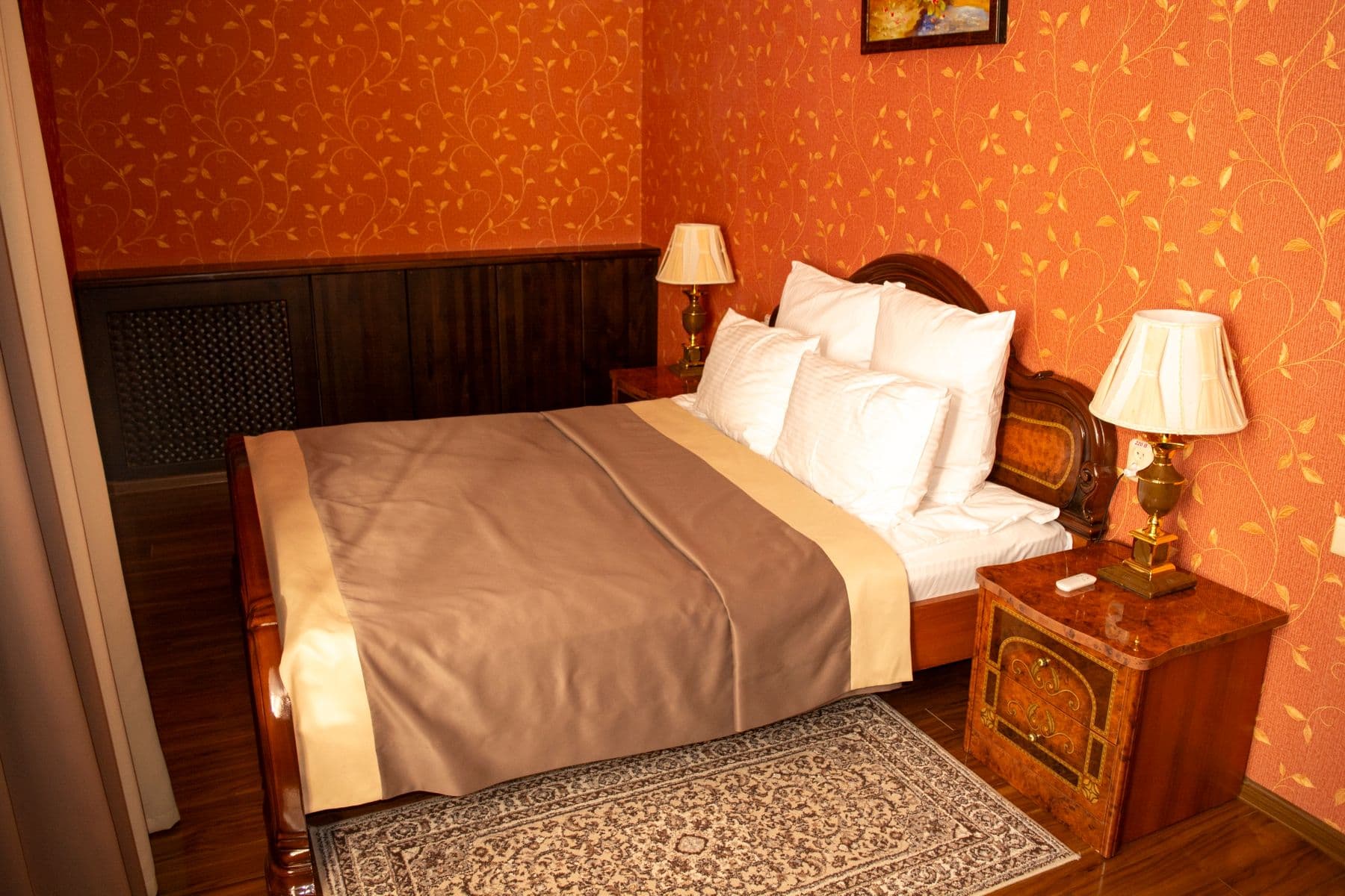 Двуспальная кровать